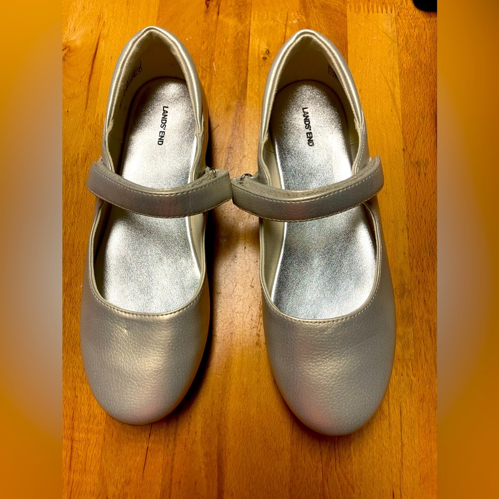 Lands End Gold platinum Mary Jane style dress shoes   Girls Size 7  excellent